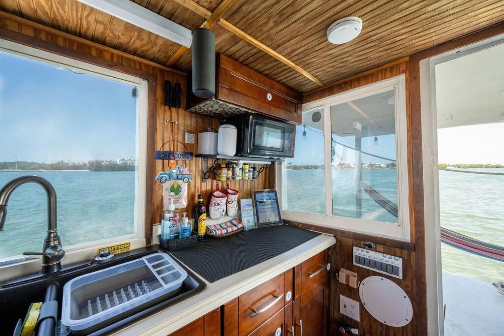 Отель Beautiful Houseboat In Ки-Уэст Экстерьер фото