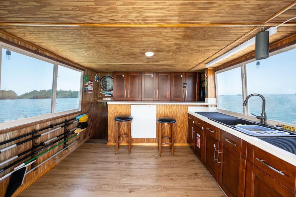 Отель Beautiful Houseboat In Ки-Уэст Экстерьер фото